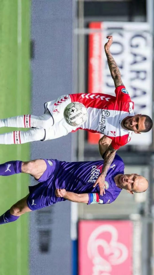 赛中的一个 赛中的一个